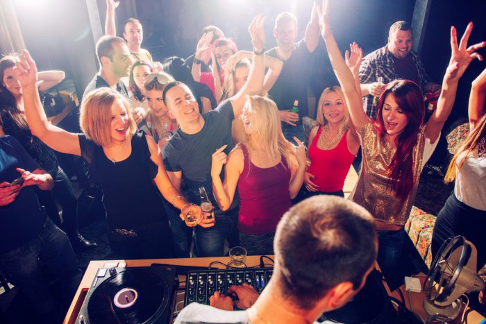 Wieso ein DJ die beste Abiball-Musik spielt und was ihr für den Abiball wissen müsst!
