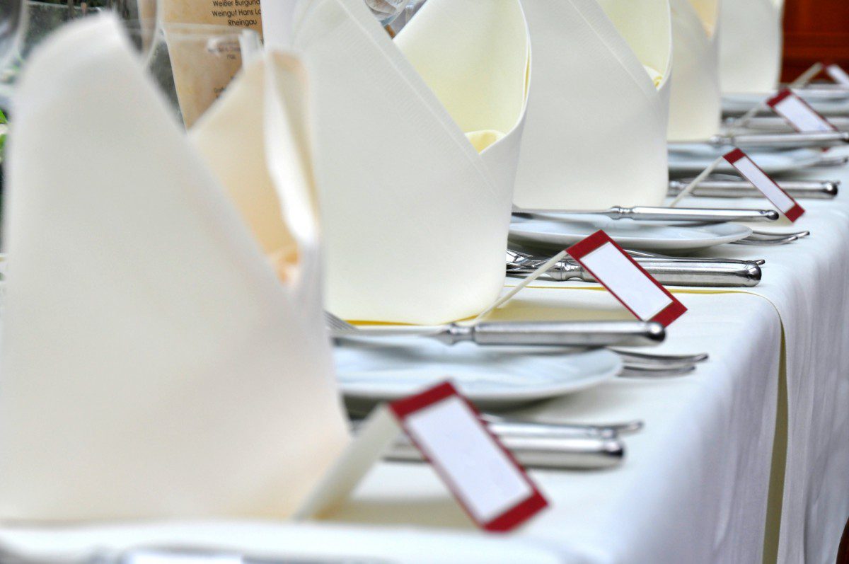 So einfach könnt ihr eure Tischkarten für die Hochzeit selber basteln.